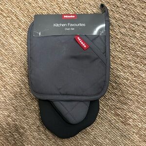 NWT Miele hot pads - oven set